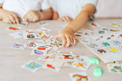 Más allá del aula: cómo practicar inglés en casa de forma natural y divertida